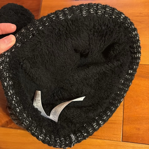 Lululemon Textured Fleece Pom Beanie - Picture 4 of 4